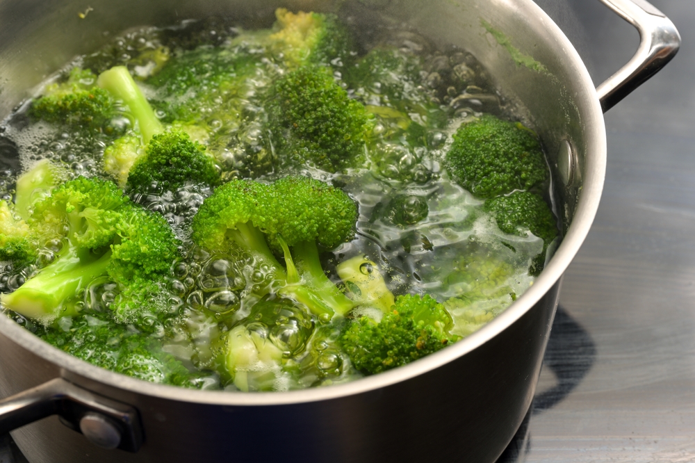 Broccoli,Is,Blanched,In,Boiling,Water,In,A,Stainless,Steel