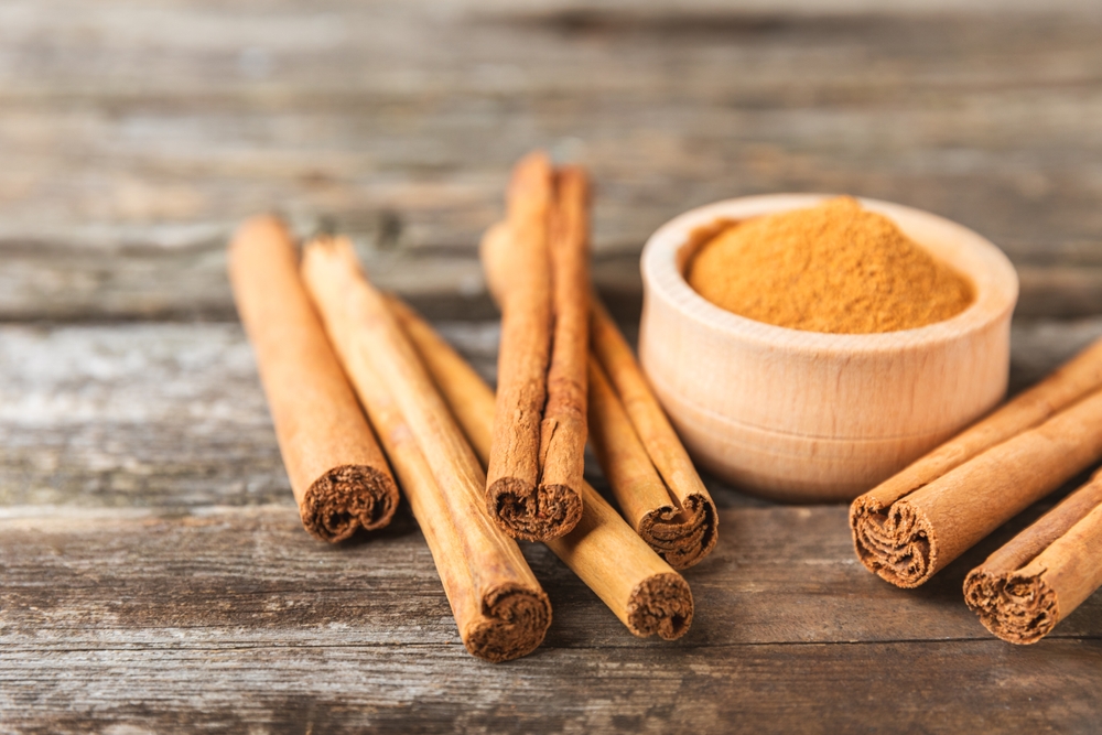 Ceylon,Cinnamon.cinnamon,Sticks,On,A,Textured,Wooden,Background.,Cinnamon,Roll